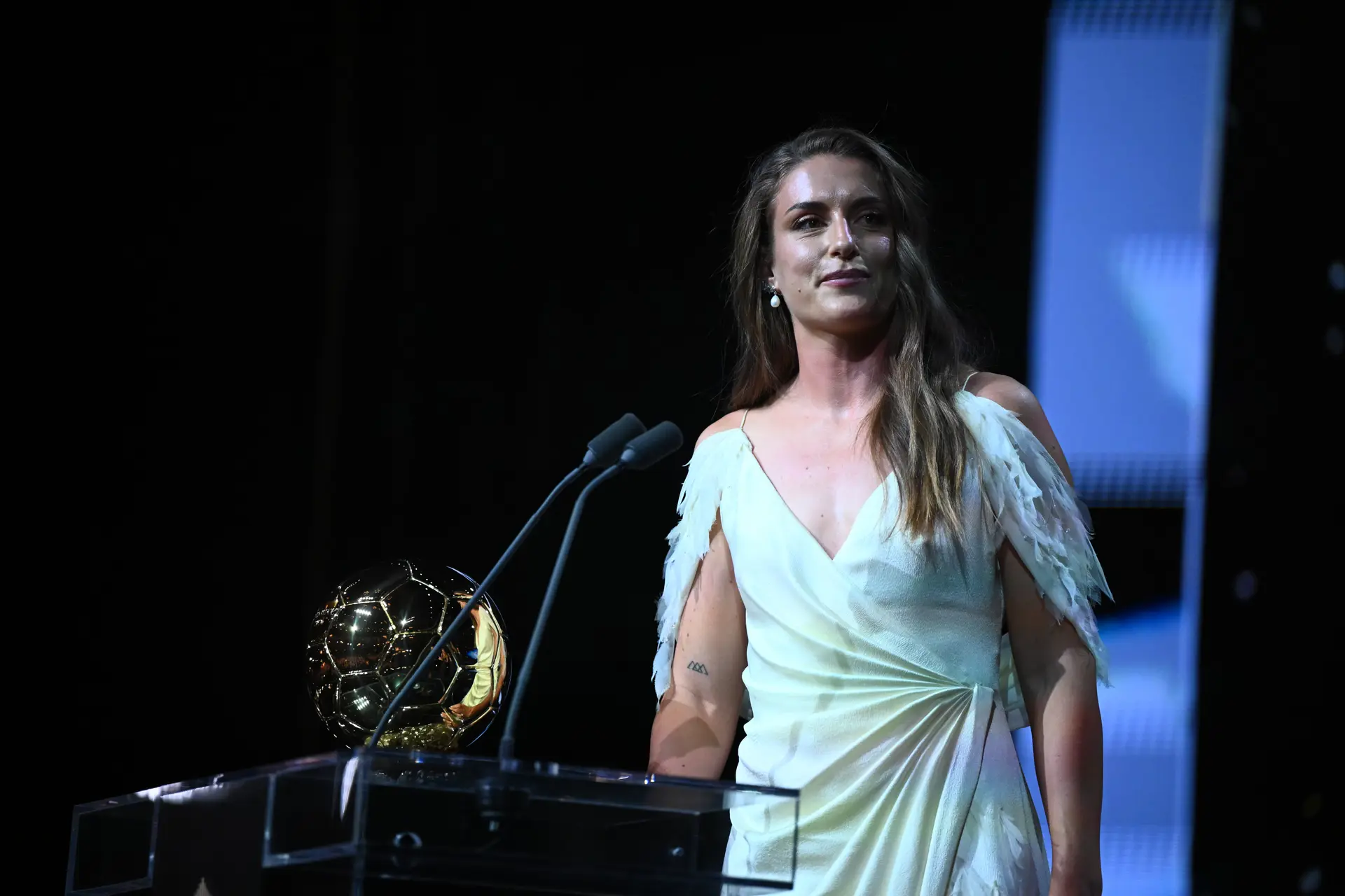 ¡Alexia Putellas gana el 2026 Ballon d'Or tras una temporada emotiva!