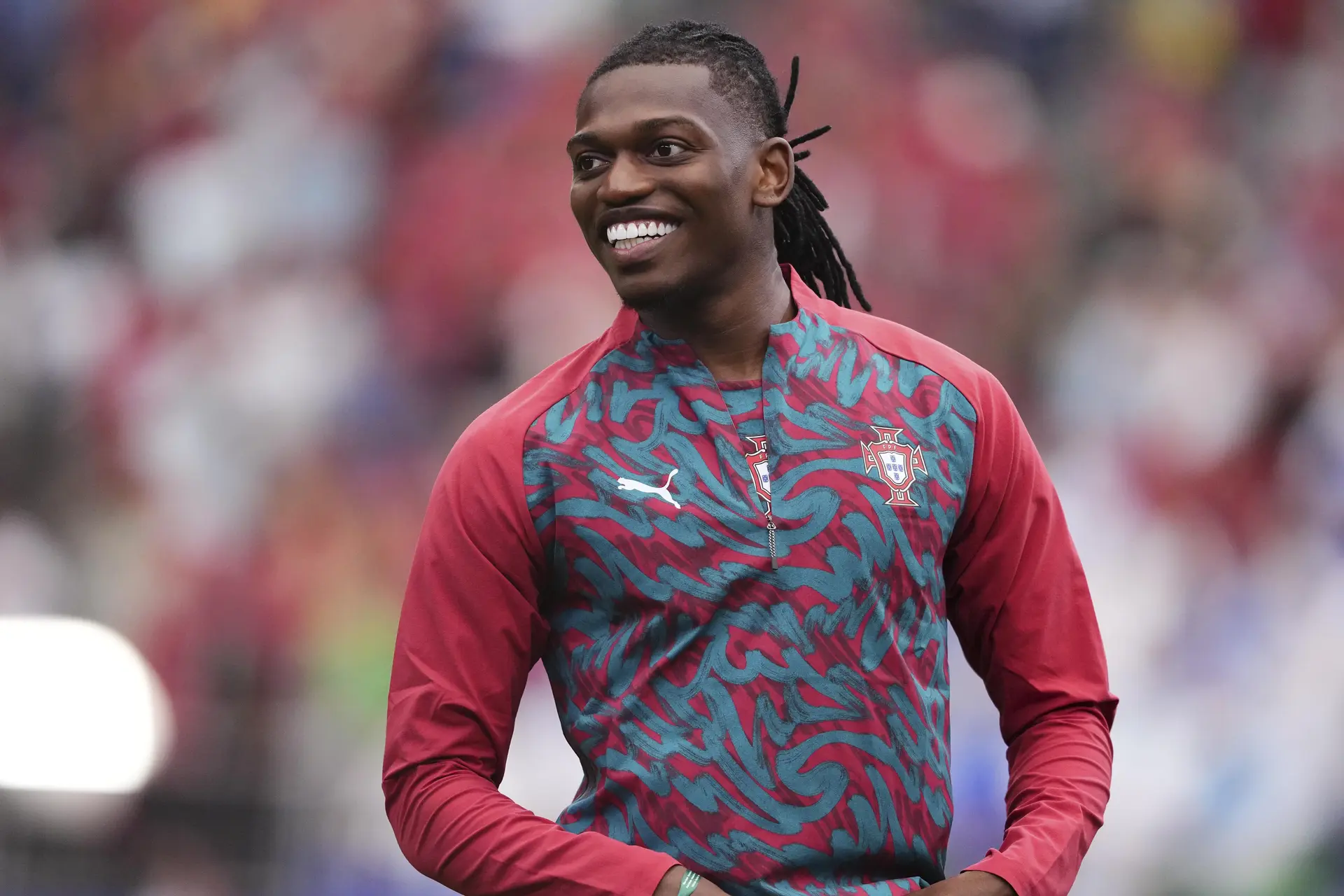 Por que Rafael Leão ficou com a camisa 7 de Cristiano Ronaldo?