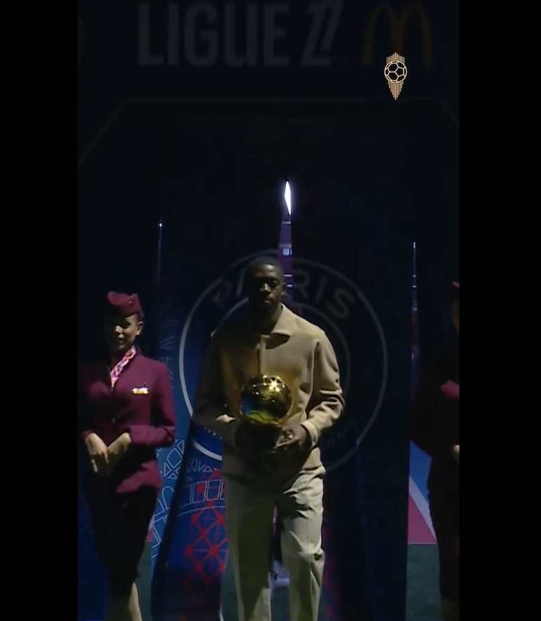 A entrada de Ousmane Dembélé com sua Ballon d'Or em Paris