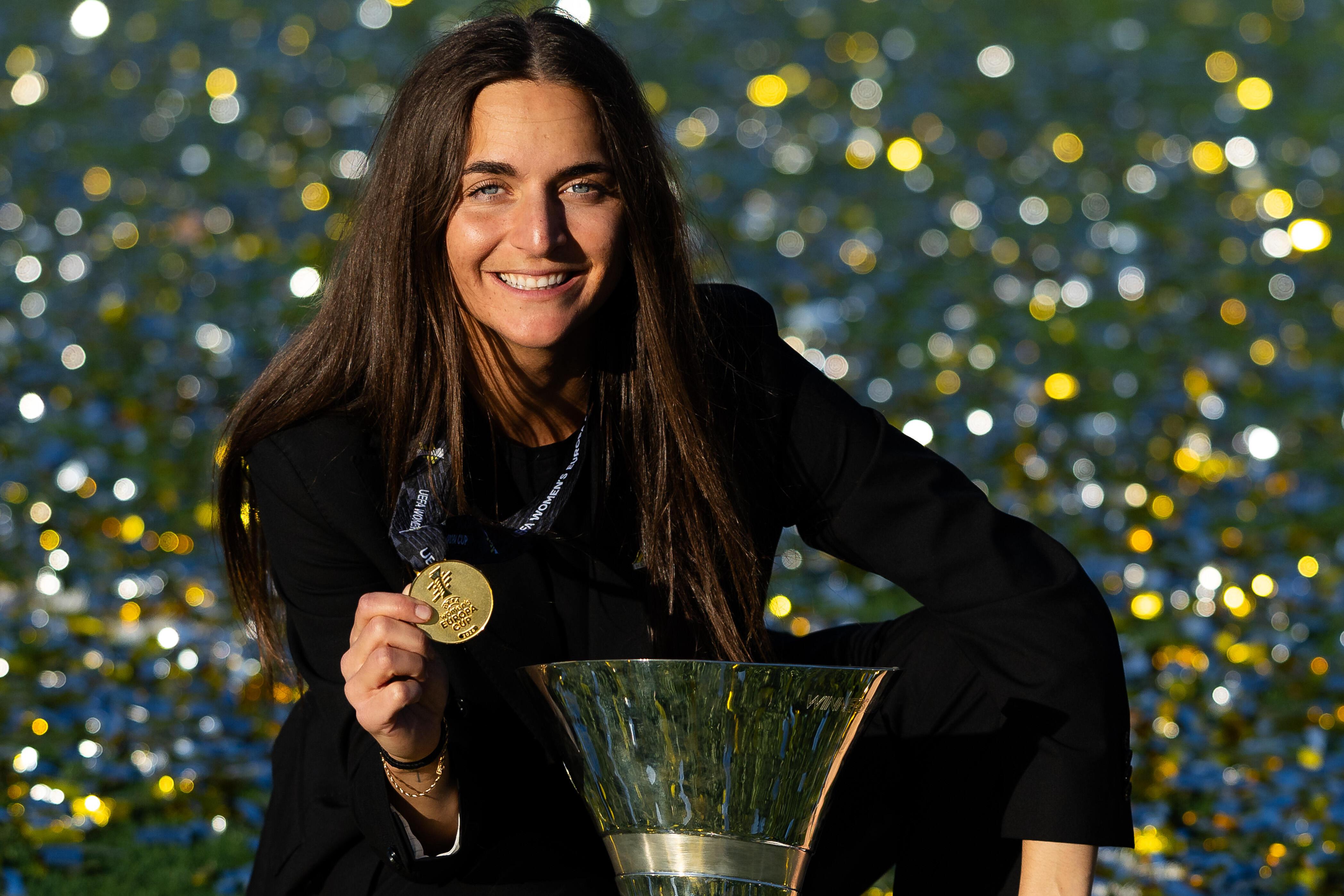 Elena Sadiku indicada ao prêmio de Treinadora do Ano de 2026 no Ballon d'Or