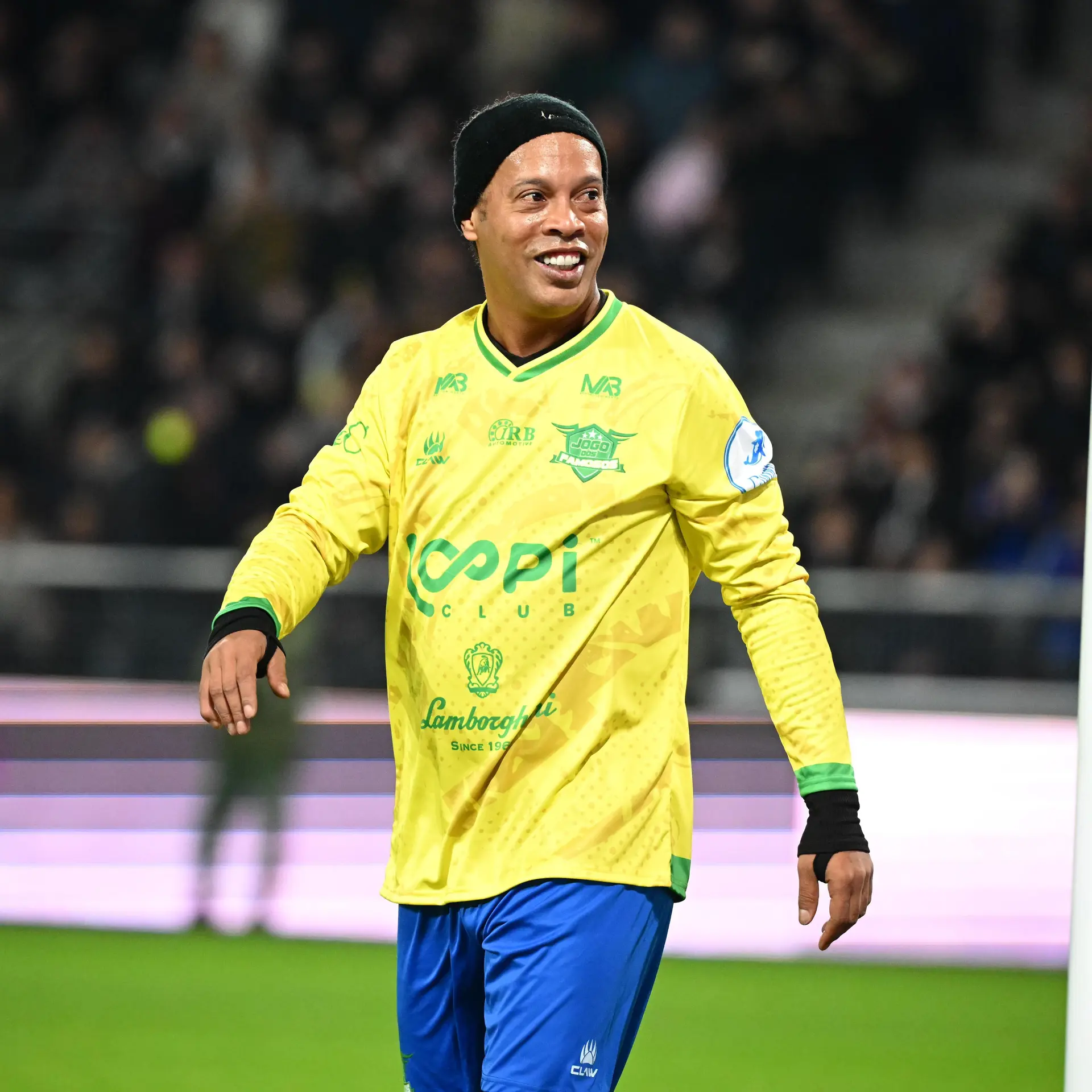 Por que Ronaldinho está voltando ao futebol aos 46 anos?