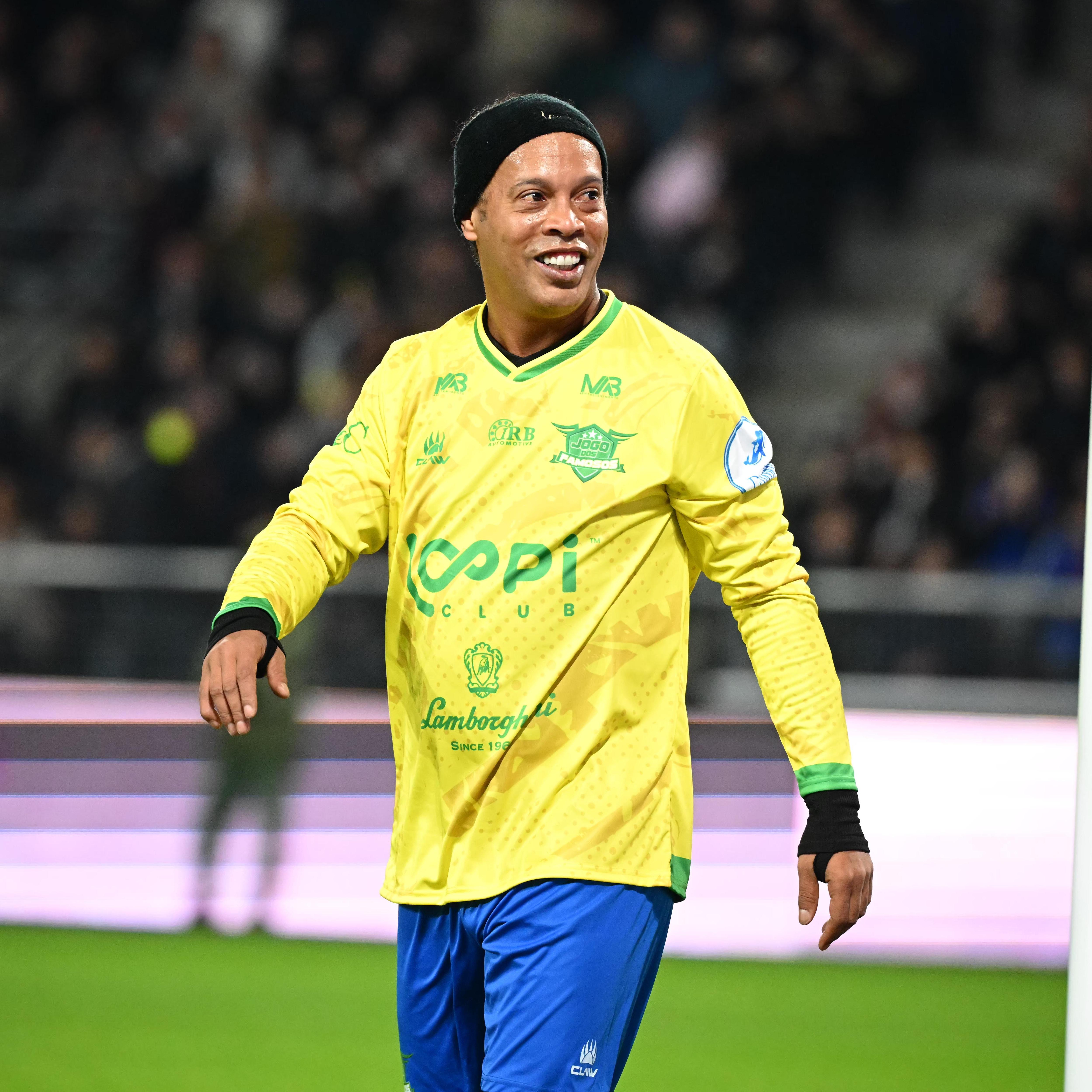 Por que Ronaldinho está voltando ao futebol aos 46 anos?