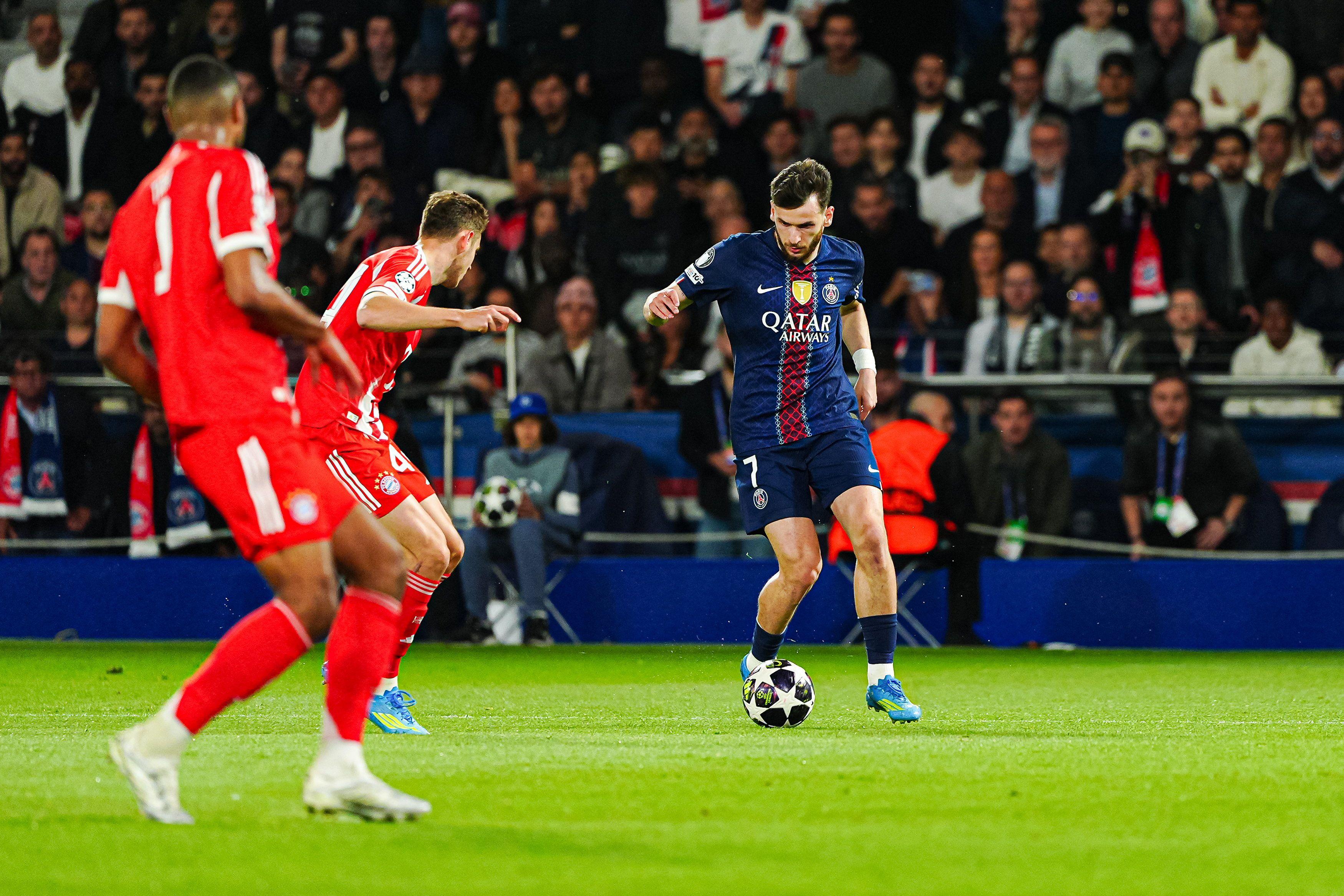 Kvaratskhelia impressiona o Bayern com uma atuação magistral no Parc des Princes