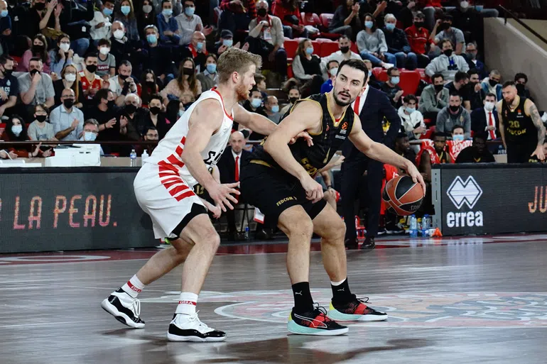 Везенков и Олимпиакос посрещат първенеца в баскетболната Евролига