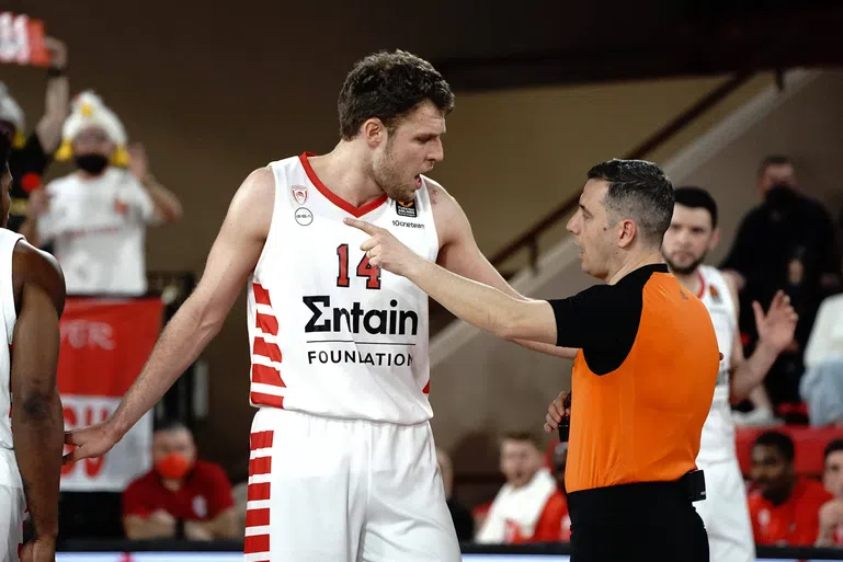 Везенков и Олимпиакос на полуфинал срещу Анадолу Ефес – Баскетболната Евролига