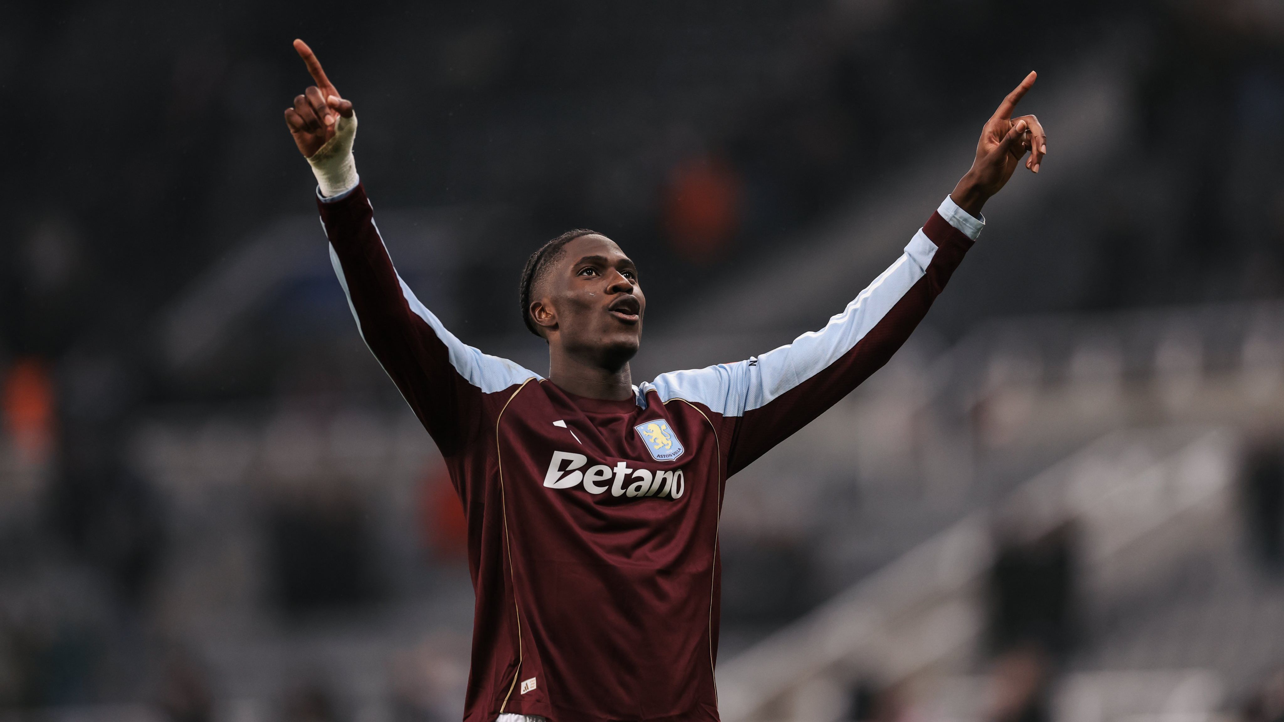 Астън Вила удари носителя на Карабао Къп и остана опасно близо до върха