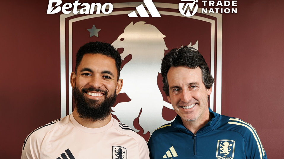 Астън Вила си върна и Дъглас Луис