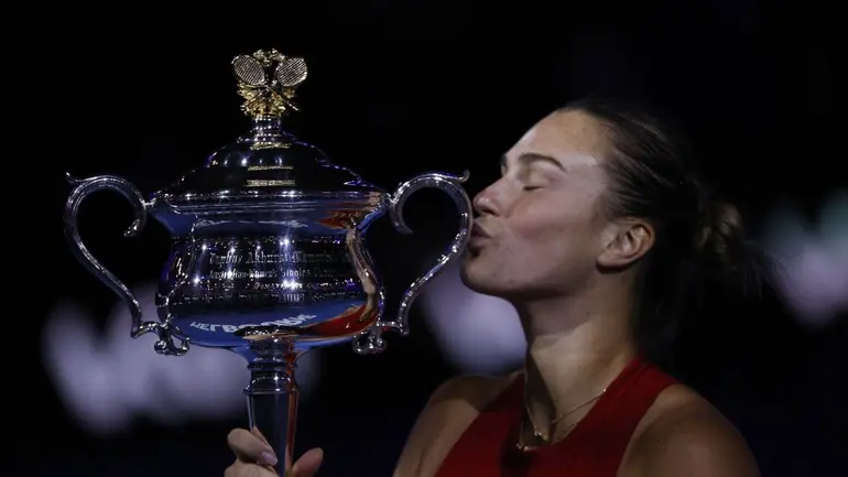 Арина Сабаленка целува трофея от Australian Open 2024