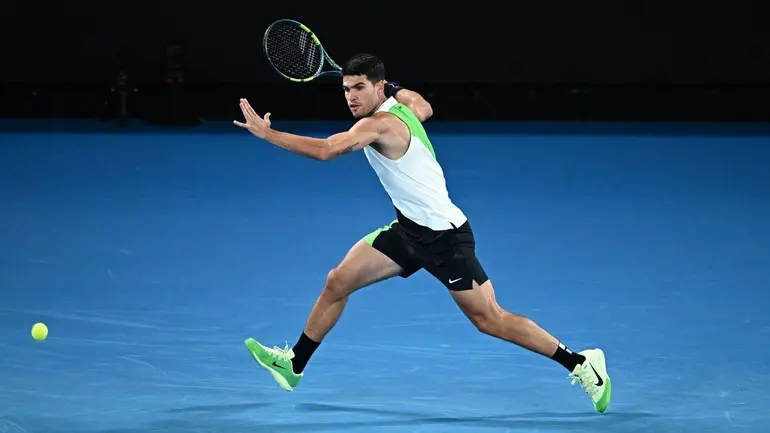 Карлос Алкарас играе форхенд по време на мач от Australian Open 2026