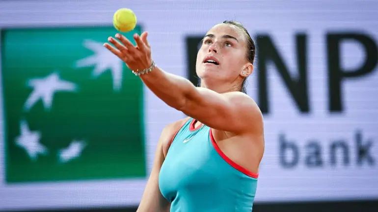 Арина Сабаленка сервира по време на полуфинала на Ролан Гарос 2025 срещу Ига Швьонтек