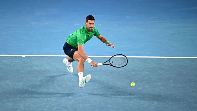 Новак Джокович гони топката по време на мач от Australian Open 2026