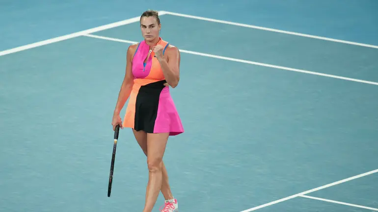 Арина Сабаленка стиска юмрук след спечелена точка в полуфинала на Australian Open 2026