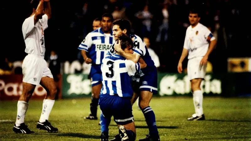 Βουτιά από ψηλά, σε μολυβένια θάλασσα