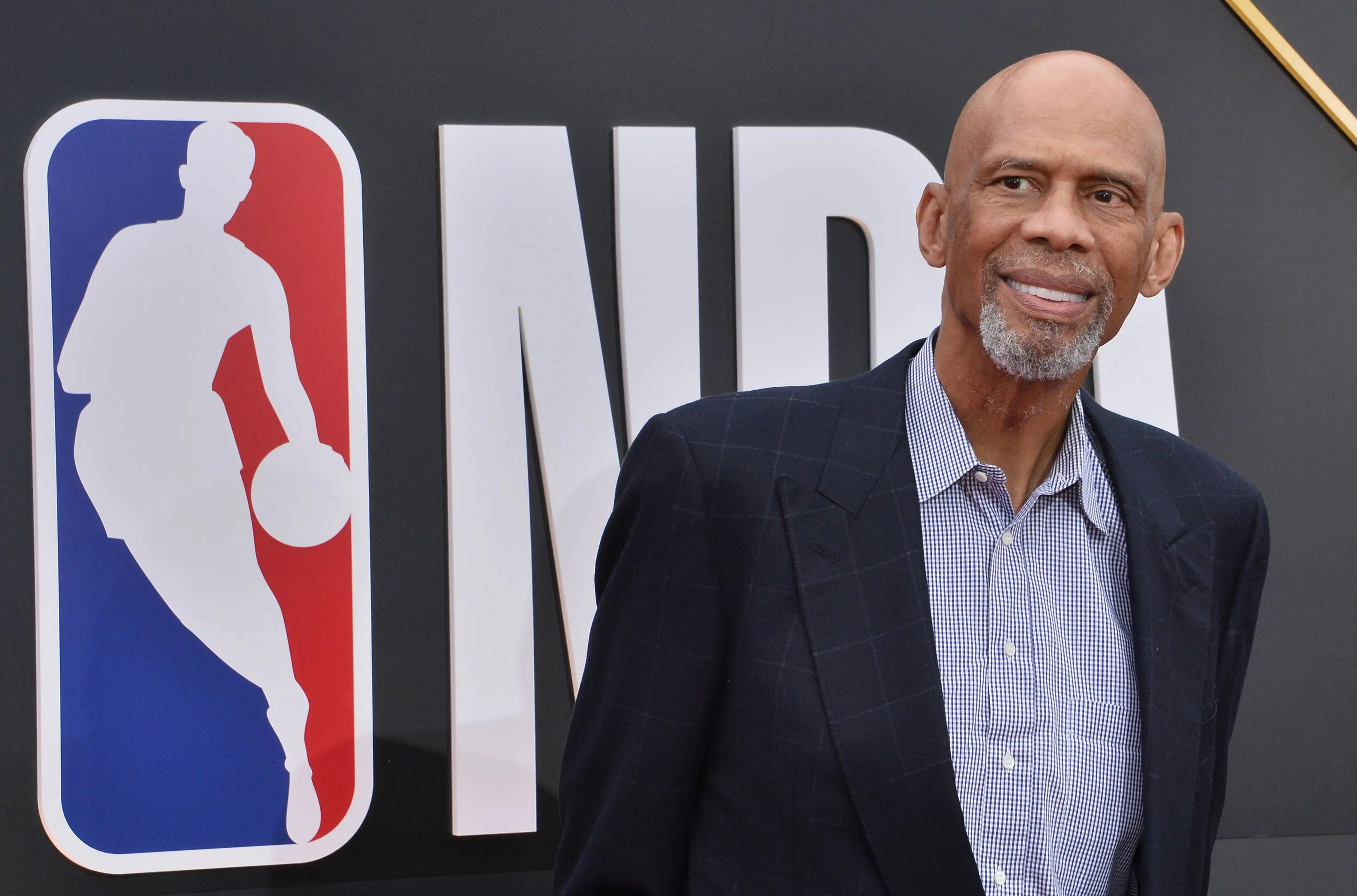 NBA Ρετρό: Το θρυλικό «μόνο» του Τζαμπάρ με τον Ντόκτορ Τζέι