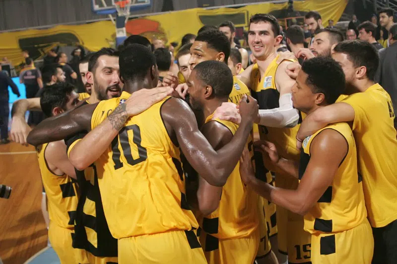 Επιβάλλεται να σηκωθεί..