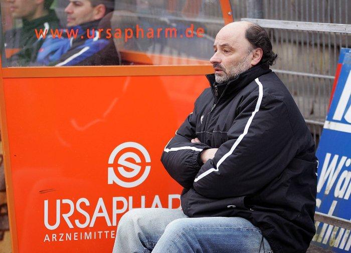 Ο Χόλζερ στα 00s παρακολουθεί έναν αγώνα της 4ης κατηγορίας