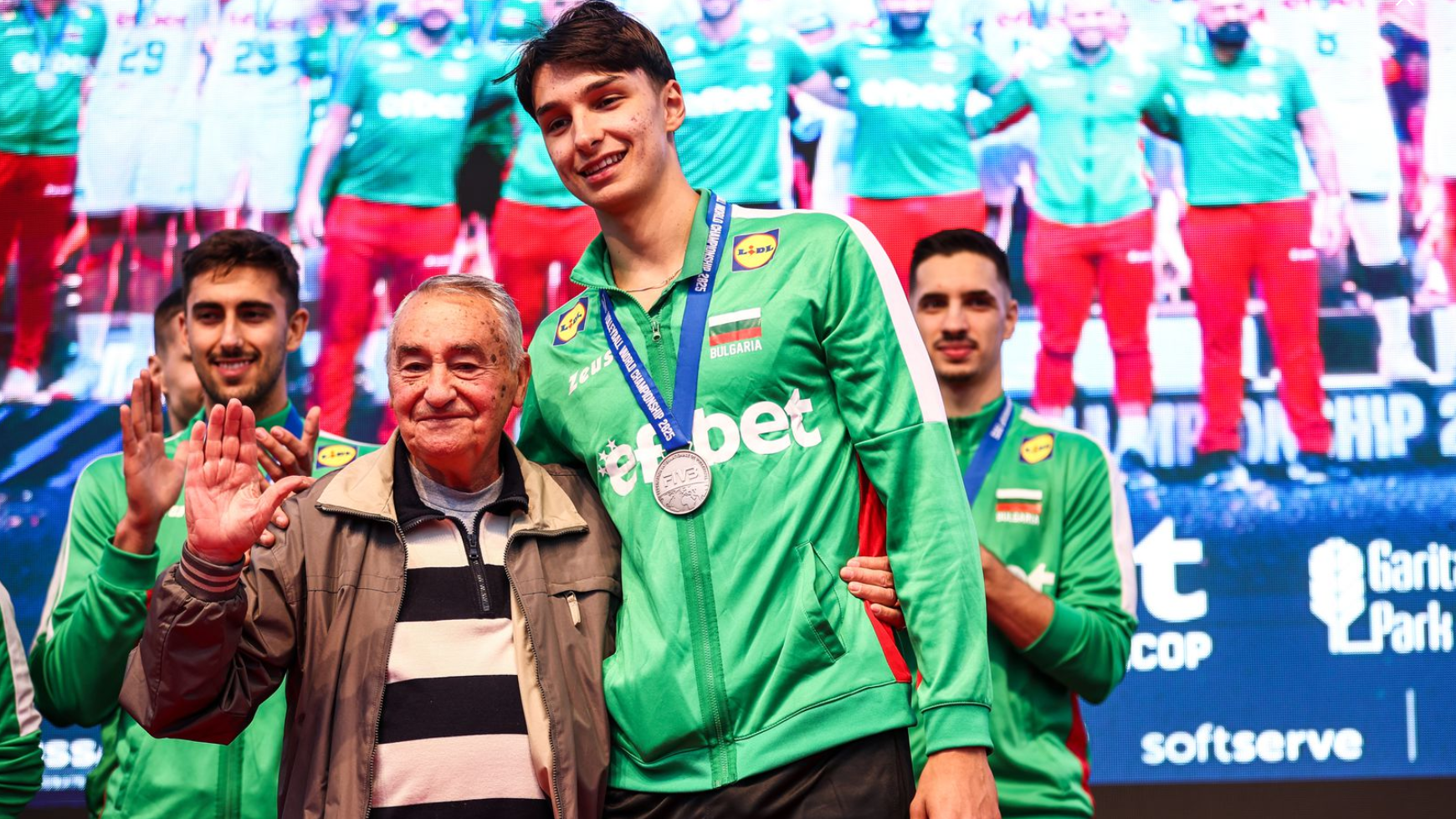 Легендарен спортист приветства Мони Николов в Новосибирск