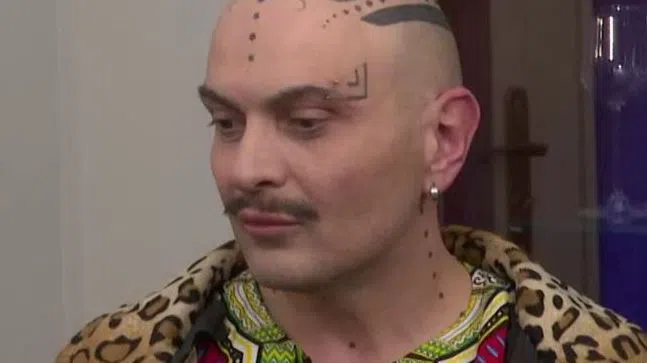 Иво димчев се дразни на въпросите на зрителите кой е този човек с татуировките и обръснатата глава.