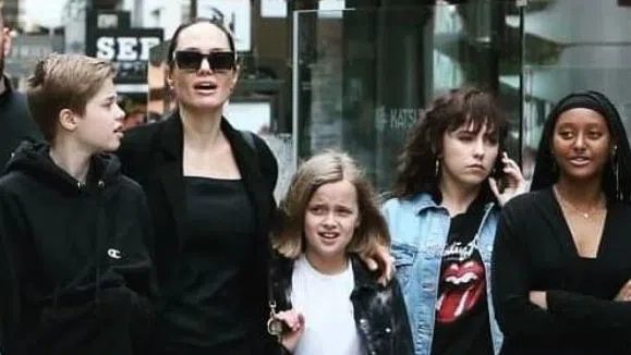 Анджелина Джоли с децата си Шайло, Вивиен и Захара в Лос Анджелис.