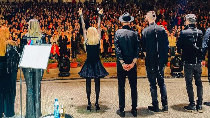 Лили Иванова се покланя след концерта в Плевен.