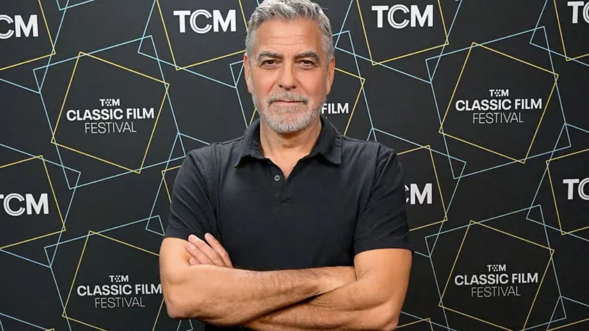 Джордж Клуни обикновено застава пред камера за пищни холивудски продукции.
