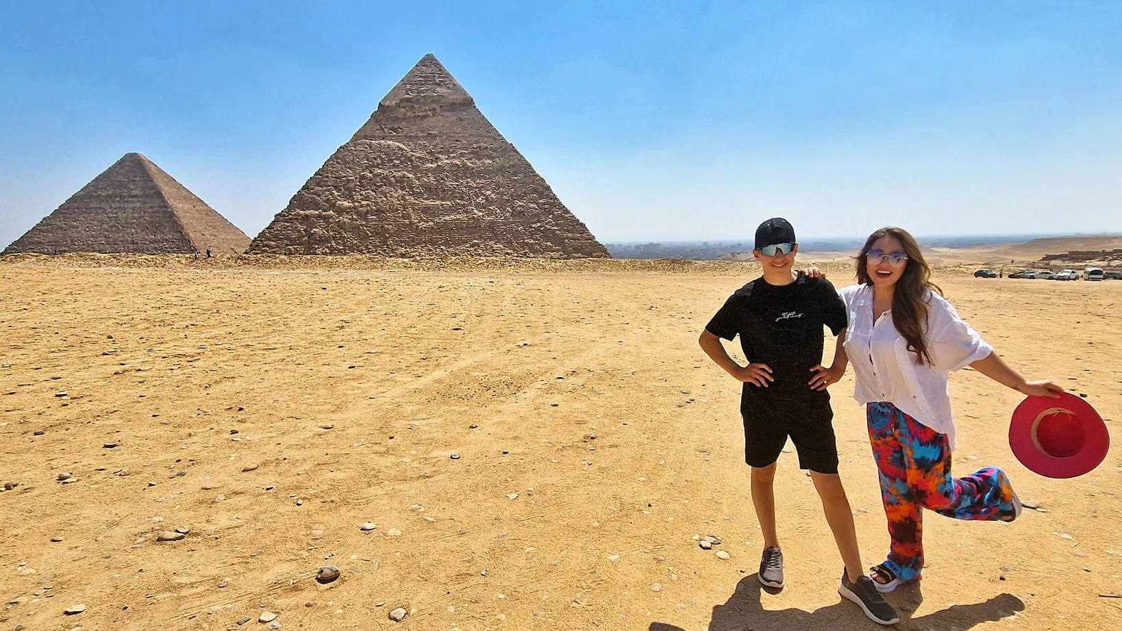 Рени е с по-малкият си син в Египет.