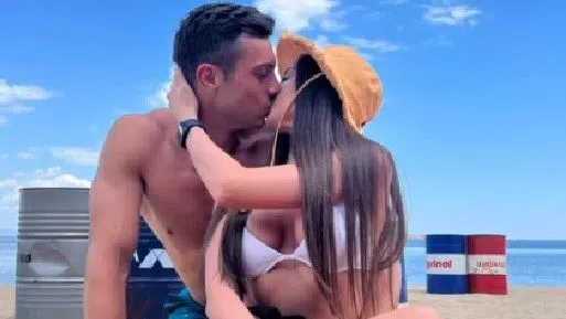 След като преди дни ги разделиха, Филип и Ива се целуват на плажа.
