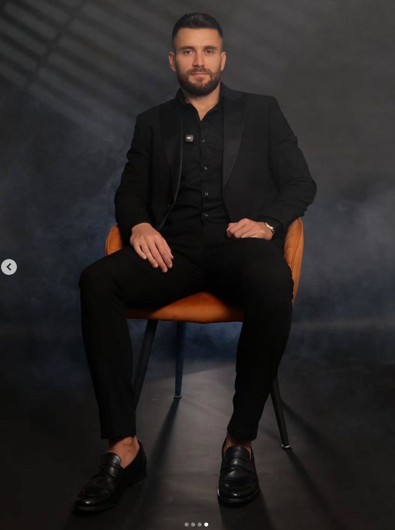 Желіде екі мүшесі бар адам