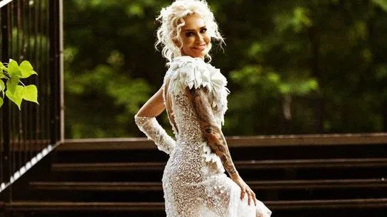 Елена Димова в бялата си рокля