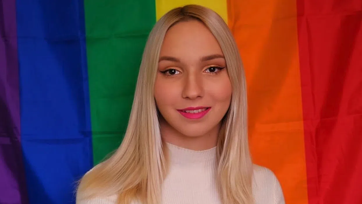 Емили Тротинетката е обидена на гей хората у нас.