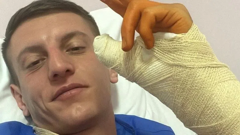 Иван Рълев показа, че е счупил ръка докато упражнява любимия си спорт.