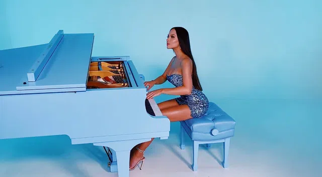 Порно голая пианистка: 49 видео найдено