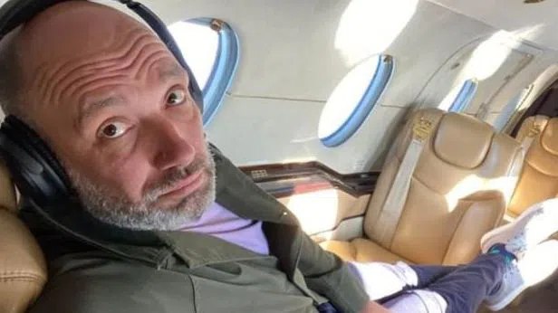 Захари Бахаров си пусна селфи от самолет.