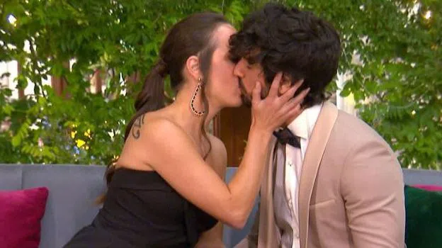Елена се очертава като шампион по целуване с Евгени.