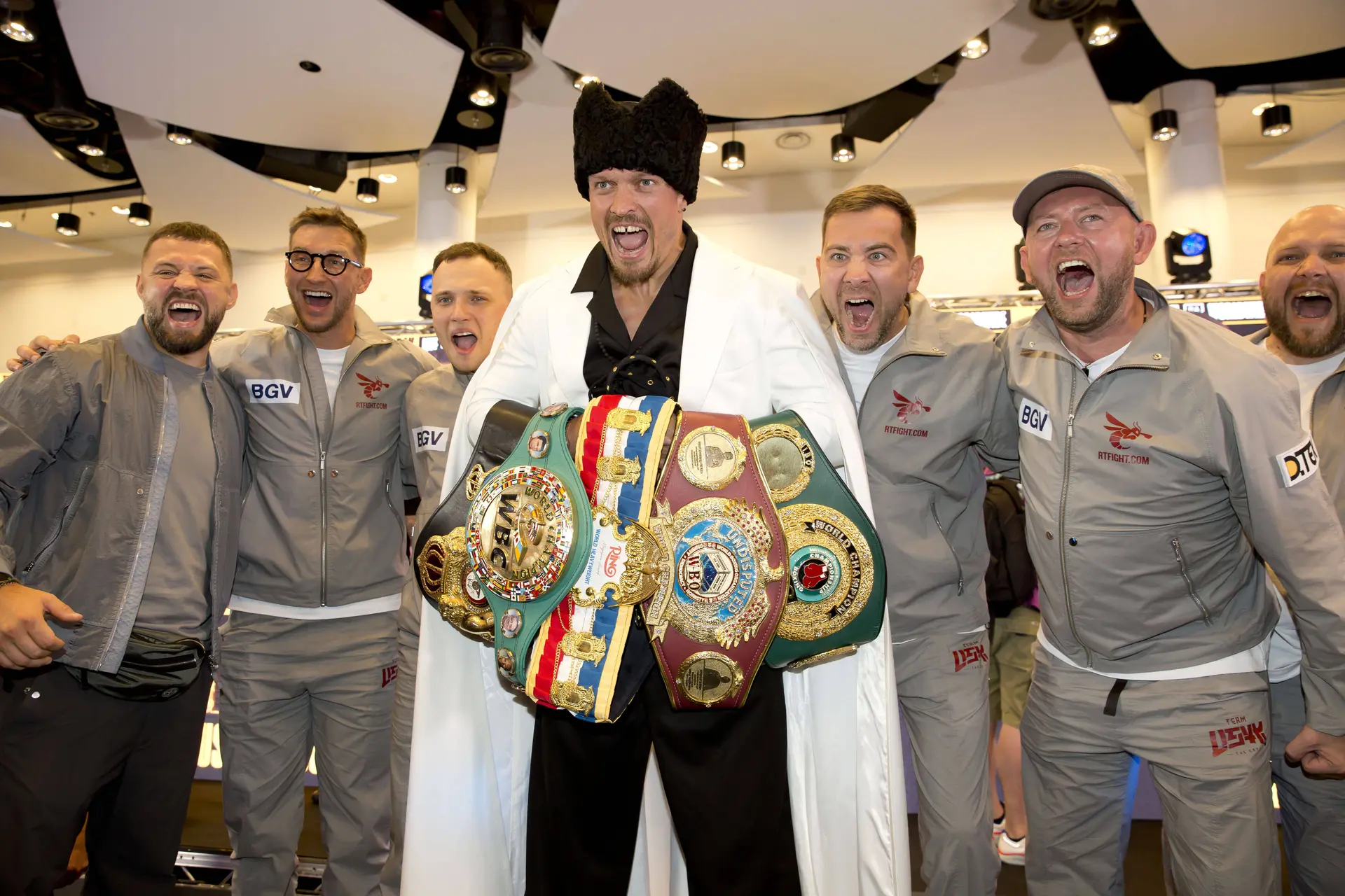 WBC одобри важен елемент за мача между Усик и Верхувен