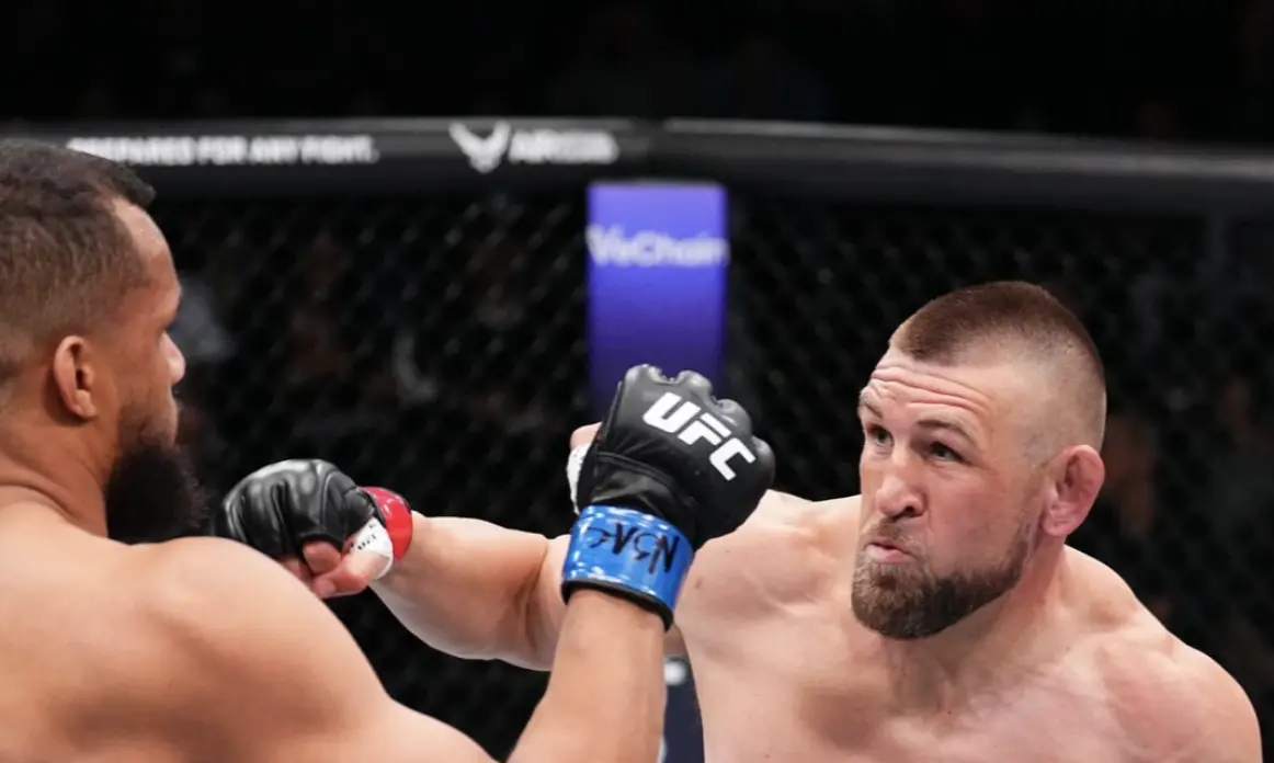 Дъстин Джакоби нокаутира Джулиъс Уокър на UFC Vegas 113