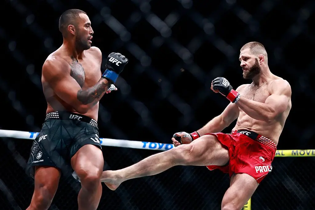 Какво точно се случи с коляното на новия шампион на UFC?