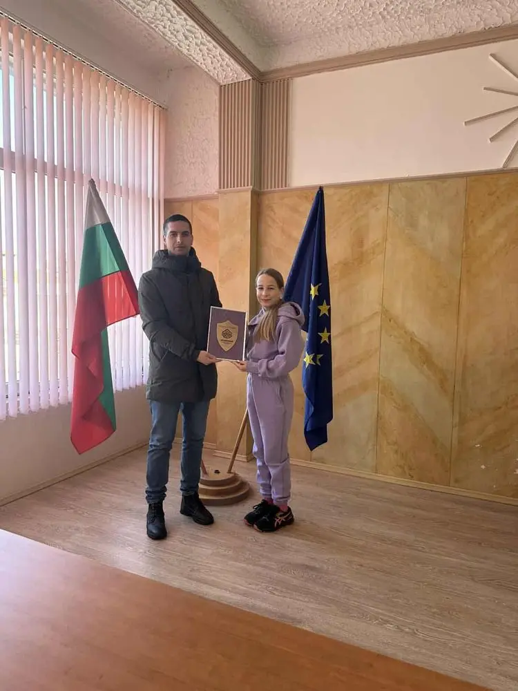 Кметът на село Огняново награди млада състезателка по борба