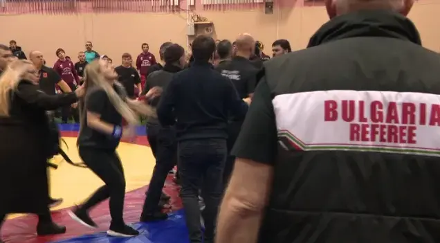 Скандал в Сливен! Съдийка заби юмрук на борец