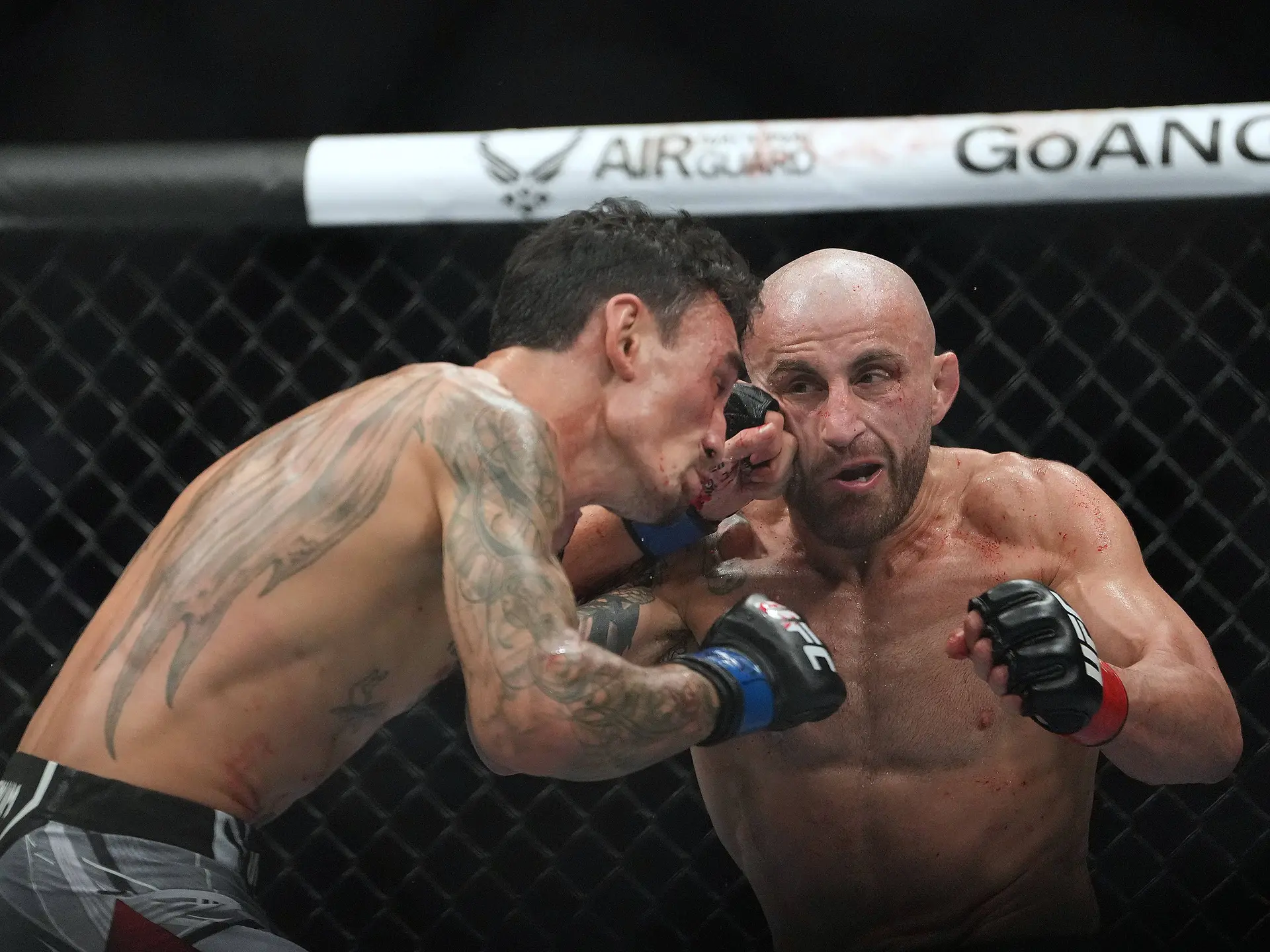 Александър Волкановски отговори на Мовсар Евлоев след UFC Лондон