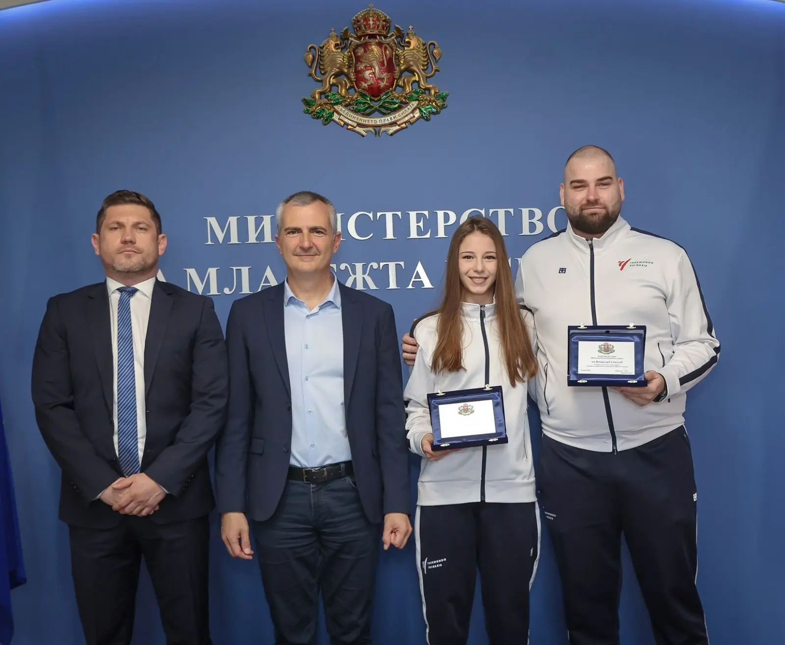 Министър Илиев награди бронзовата медалистка от Световното по таекуондо Дея Пеева