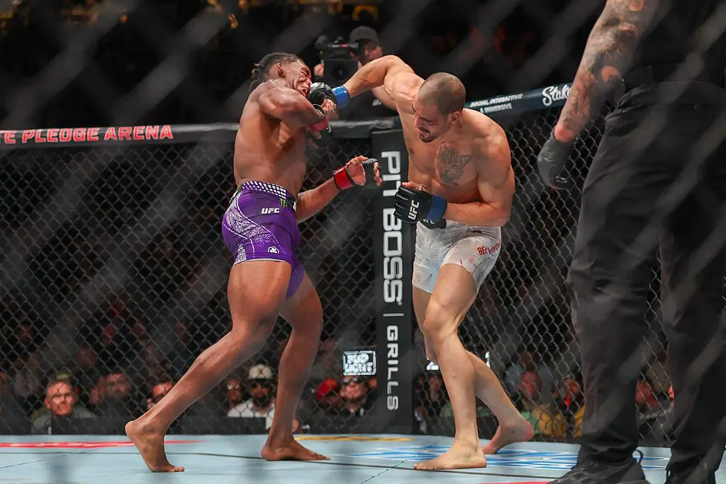 Бивш шампион на GLORY продължава с победите в UFC