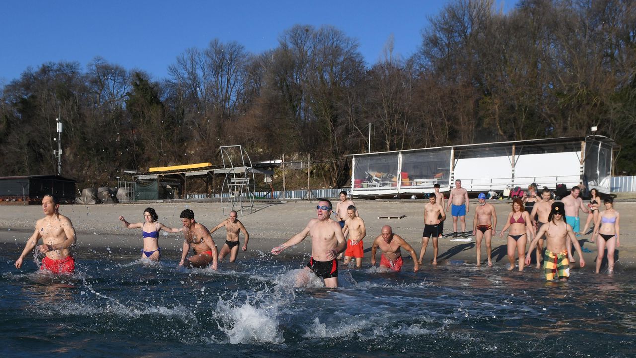 С плуване в студените морски води членове на клуб Шотокан