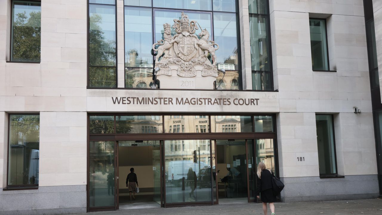 Съдът на Острова остави в затвора петимата българи, обвинени в шпионаж в полза на Русия