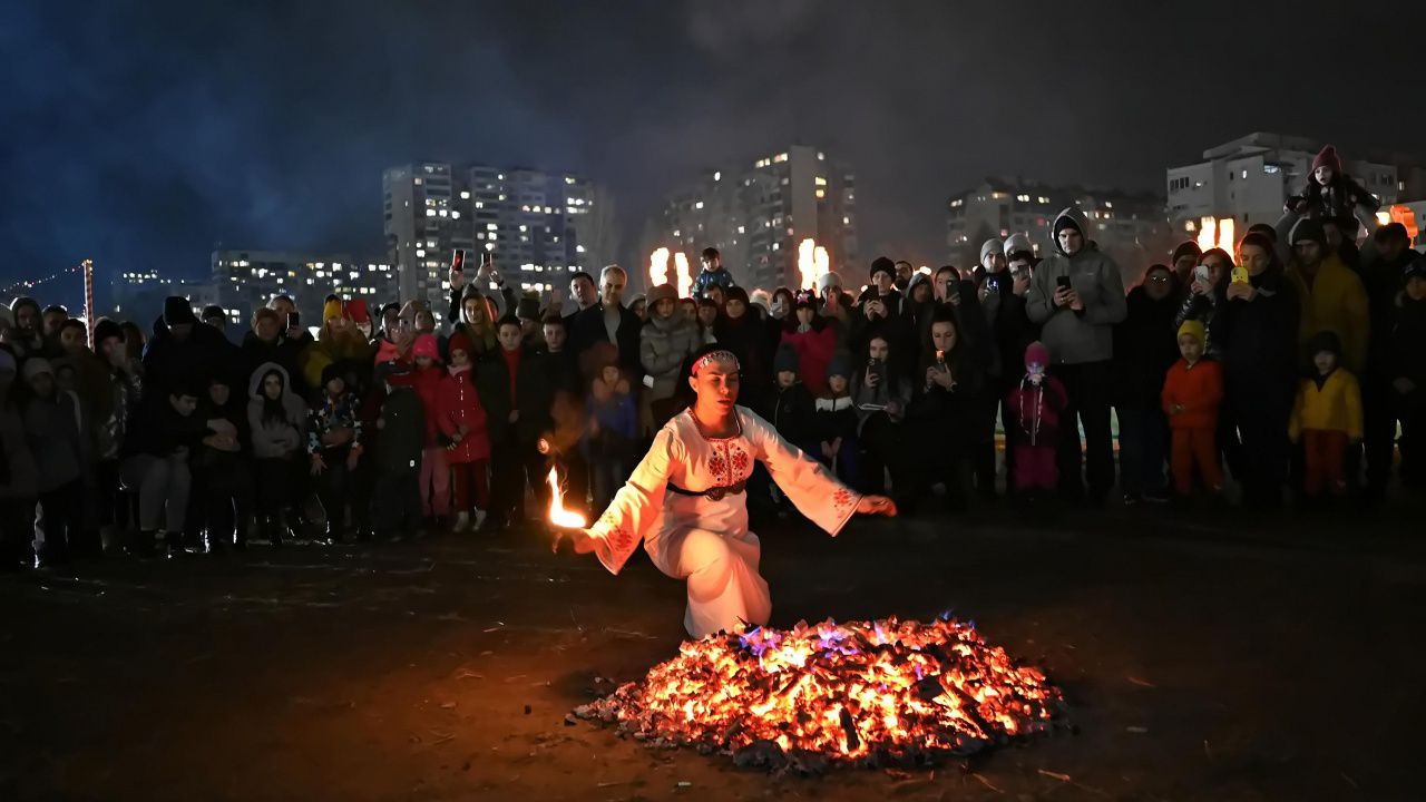 Нестинари танцуват върху жарава в странджанското село Българи