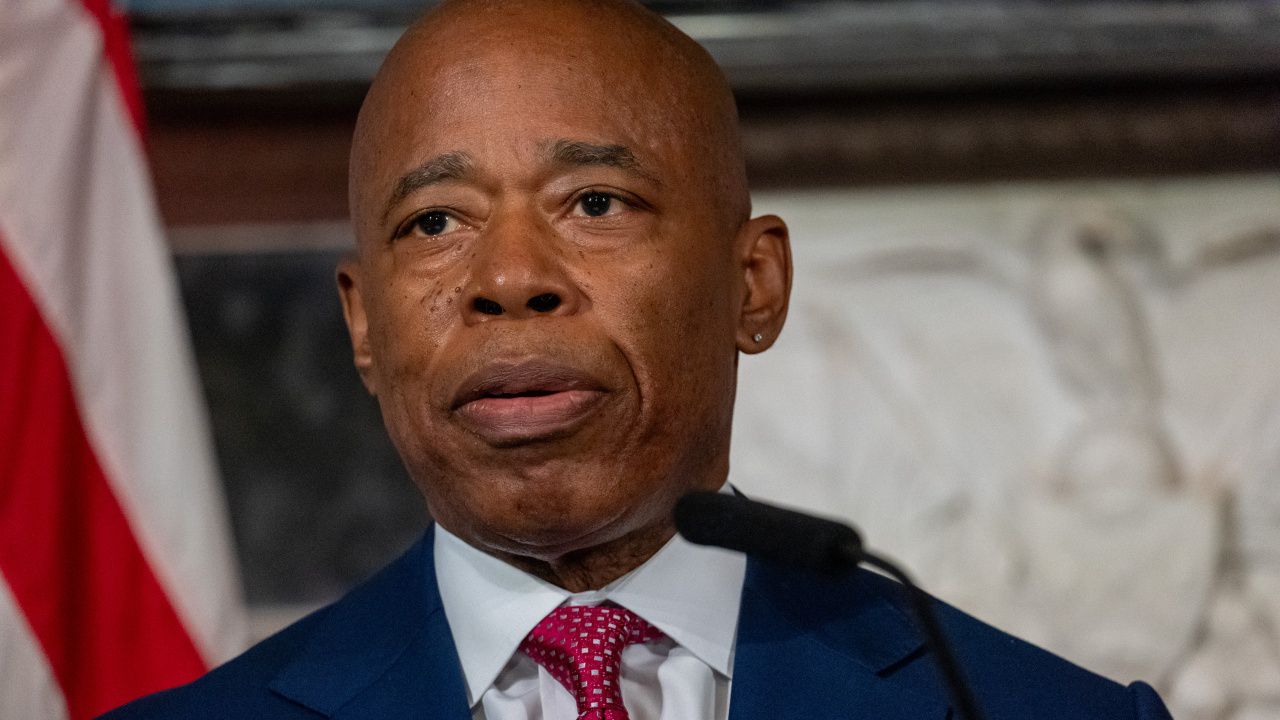 Кметът на Ню Йорк Ерик Адамс е обвинен в сексуално посегателство