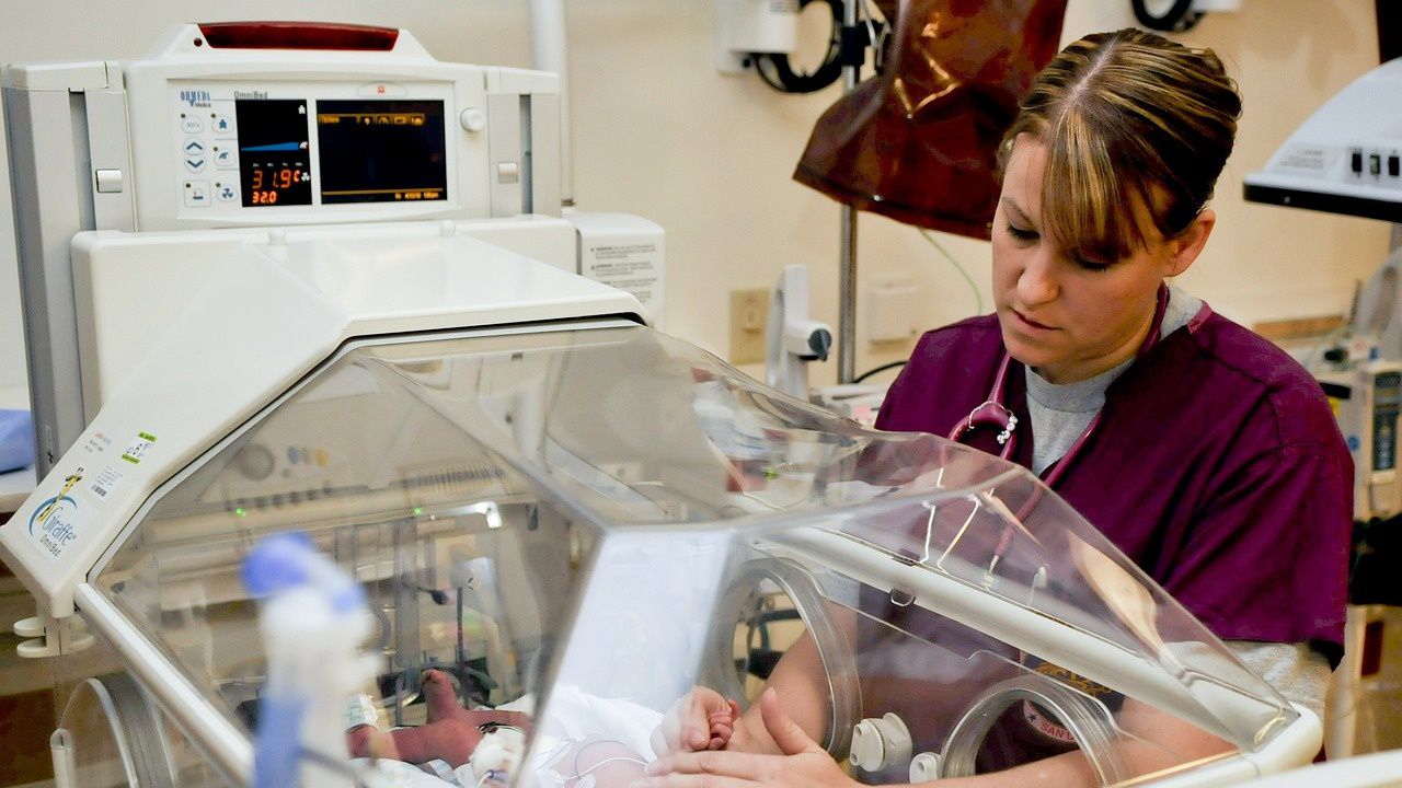 Международен ден на сестринството: Недостиг на близо 17 000 медсестри у нас