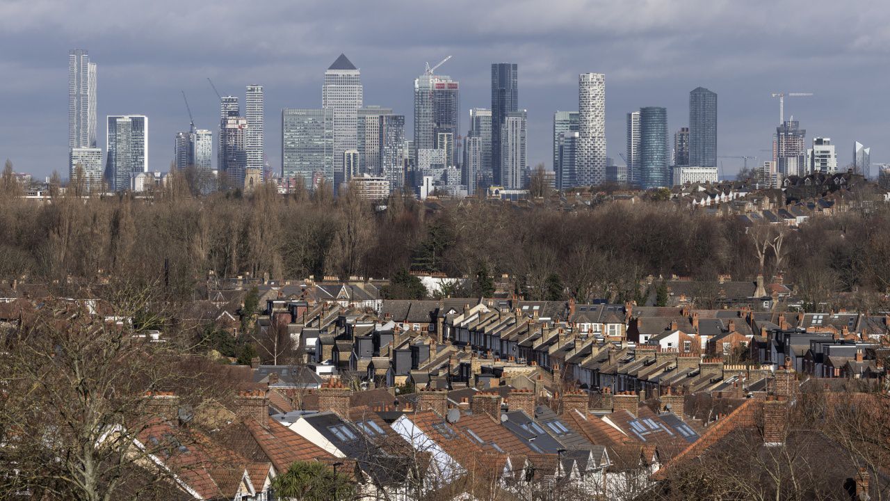 Просрочията по заеми във Великобритания скачат, покачването на лихвите притиска кредитополучателите