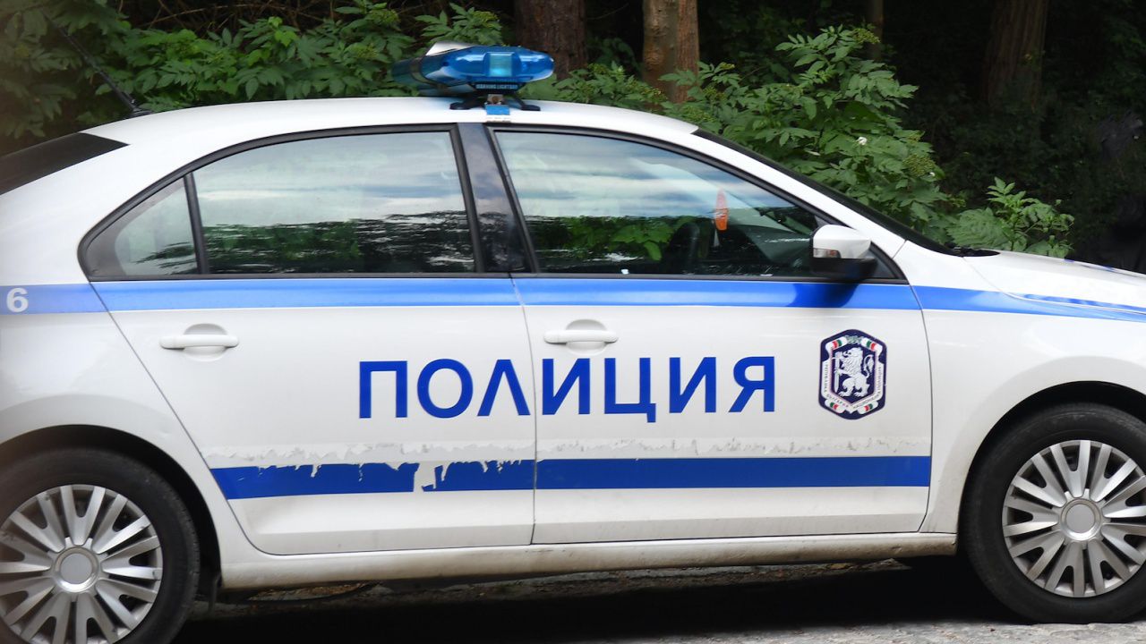 Откраднаха чанта с голяма сума пари, фактури за 8 000 лв. и документи от кола в Монтанско