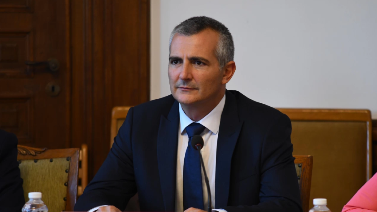 Министърът на спорта метафорично нарече политиката "рали": Зад някой завой има цели скали с идеята да катастрофираш